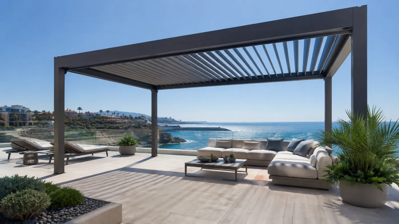 Pérgola bioclimática de aluminio junto al mar en Valencia